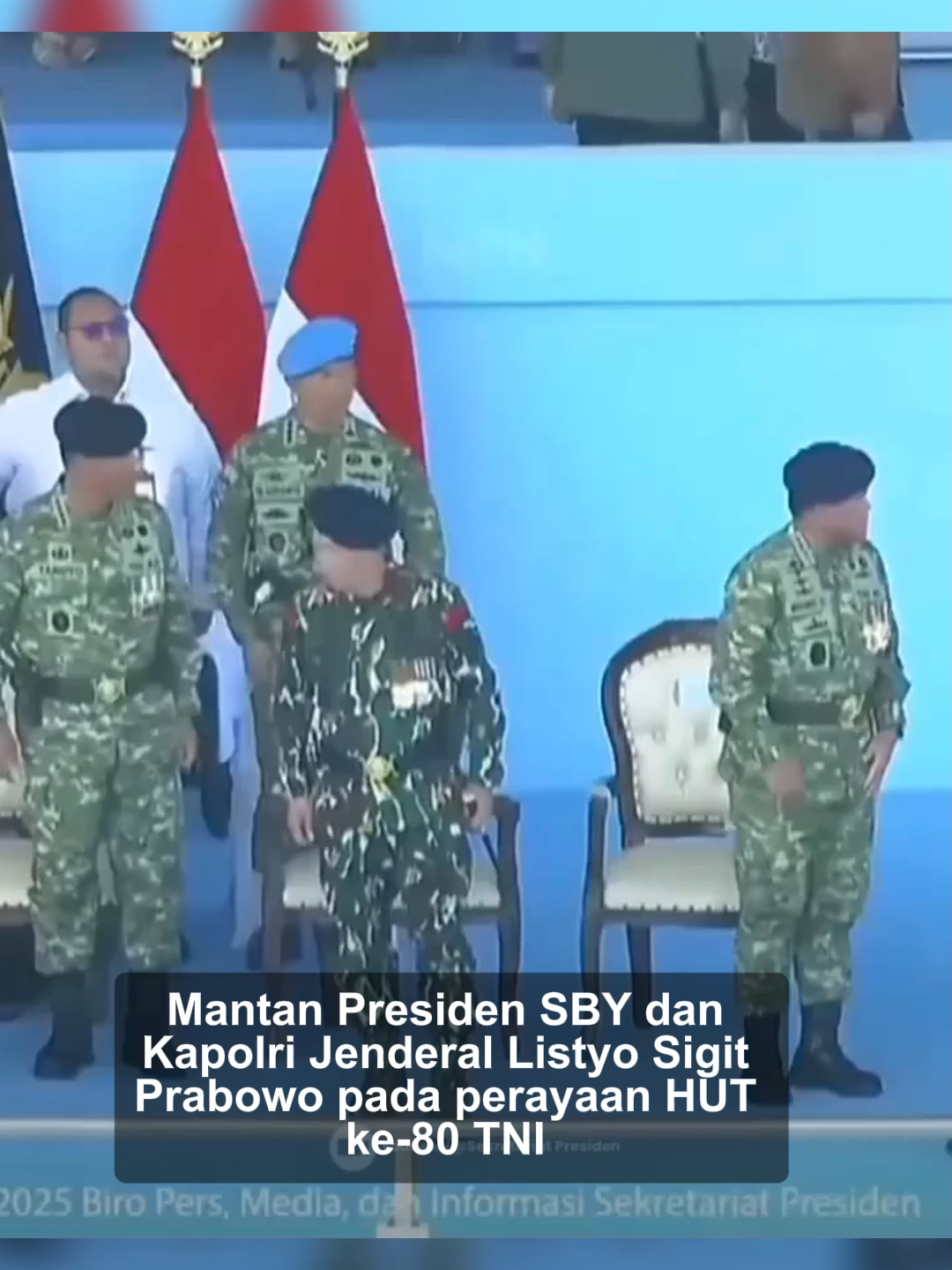 Panggung kehormatan perayaan Hari Ulang Tahun (HUT) ke-80 TNI di Monas, Jakarta, pada Minggu (5/10/2025), tidak hanya menjadi saksi kemegahan parade militer, tetapi juga sebuah momen non-verbal yang kini menjadi buah bibir di tengah masyarakat. Sebuah gestur dari Presiden ke-6 RI, Susilo Bambang Yudhoyono (SBY), yang terekam kamera berjalan melewati Kapolri Jenderal Listyo Sigit Prabowo tanpa bersalaman, telah memicu gelombang spekulasi. Rekaman video yang viral di berbagai platform media sosial menunjukkan dengan jelas momen saat SBY, usai mendampingi Presiden Prabowo Subianto, menyalami deretan pejabat tinggi negara. Namun, langkahnya terus berlanjut saat berada tepat di depan Kapolri, dan ia baru kembali mengulurkan tangan kepada pejabat di sebelahnya. #tiktokberita #bangsaonline #harianbangsa