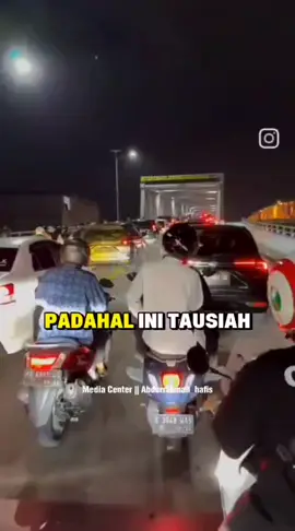 Hubabah Anisah, Syarifah 109 Tahun yang Ahli Dzikir dan Ibadah Ketika catatan ini selesai saya tulis, saya baru saja bersilaturahmi kepada sosok wanita shalihah di zaman ini — paku bumi Pontianak, Hubabah Anisah binti Yusuf Al-Haddad. Beliau adalah teladan hidup dalam dzikir, ibadah, dan keteguhan hati. Menurut cerita Habib Novel Alaydrus, setiap malam Hubabah melaksanakan shalat sebanyak 10 rakaat, sesuai dengan jumlah putra-putri beliau yang berjumlah lima orang. Setiap dua rakaat shalat itu, beliau niatkan untuk satu anaknya — menyebut nama mereka satu per satu, lengkap dengan cucu-cicitnya yang jumlahnya kini sudah mencapai ratusan jiwa. Di sepertiga malam yang sunyi itu, beliau panjatkan doa tulus untuk keturunan-keturunannya, hingga fajar menyingsing dan adzan Subuh berkumandang. Barokah doa seorang ibu shalihah benar-benar nyata. Saya menyaksikan sendiri akhlak luar biasa dari anak-cucu beliau yang menyambut kedatangan kami dengan penuh hormat, kelembutan, dan adab tinggi — padahal kami bukan siapa-siapa 🥲 Tak berhenti di situ, Hubabah juga istiqamah mengkhatamkan Al-Qur’an setiap tiga hari sekali, sesuatu yang sangat menakjubkan bila mengingat usia beliau kini sudah 109 tahun. Ketika melihat wajah beliau yang teduh, hati saya langsung teringat kisah-kisah dalam buku “Bidadari Bumi” karya Syarifah Halimah Alaydrus — tentang para wanita shalihah nan mulia yang hidupnya penuh cahaya ibadah. Sungguh, Hubabah Anisah seakan memiliki seluruh kunci kemuliaan itu: Ahli dzikir, ahli ibadah, panjang umur, dan keturunan Baginda Nabi ﷺ. Kurang apa lagi? 🥲😭 Semoga Allah selalu menjaga kesehatan dan keberkahan usia beliau. Jazakillah khair, Hubabah — paku bumi Pontianak yang doanya menegakkan langit keberkahan.