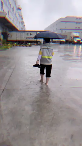 Lội mưa gì khum các bn ưi…😌 #xh #trend #fulian_foxconn_hồnghải 