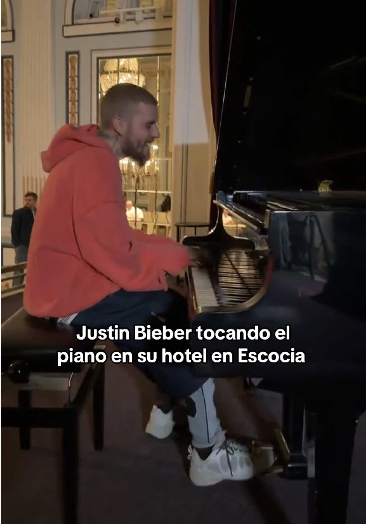 Justin Bieber sorprende tocando el piano en su hotel en Escocia. 🫶🏻 CC: @justinbiebersupport #justin #justinbieber #belieber #haileybieber #piano 