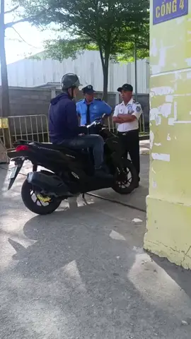 1 công ty điện tử ở kcn bàu bàng  sáng nay thấy không cho ông này vô làm yêu cầu người này phải đưa điện thoại mới cho vô công ty #congtyampacs #ampacs_international #xuhuong #TikTokAwardsVN #hong 