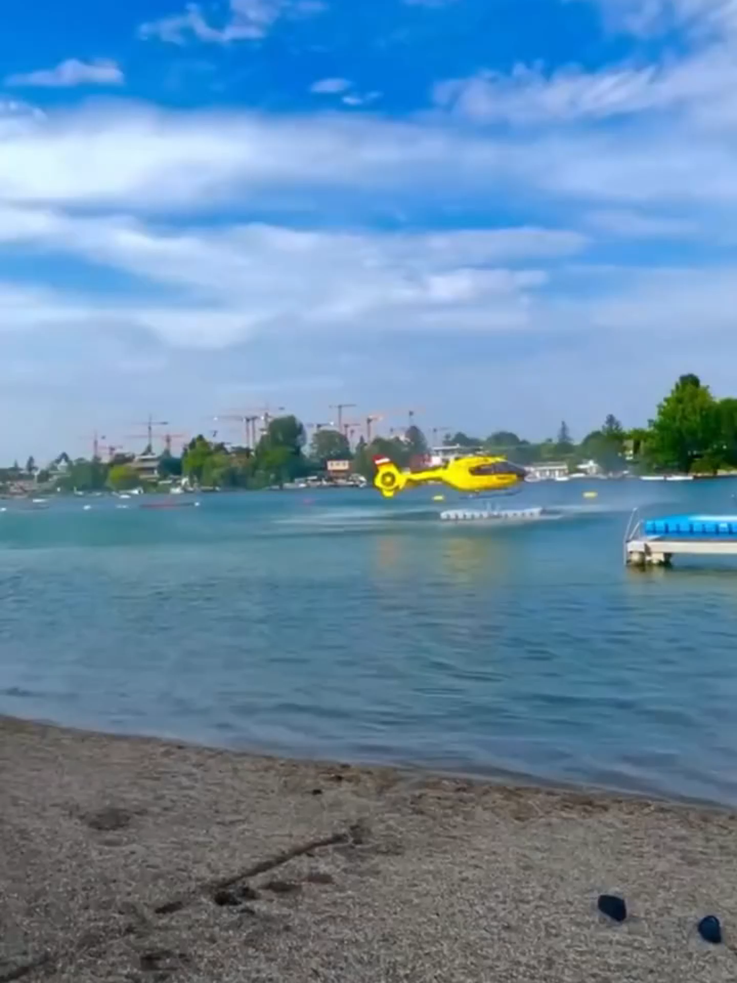 Wie immer kann ich dazu nur sagen, ich war leider nicht dabei! Aber es sieht interessant und herausfordernd aus, da sich dieses Mal keine fliegenden Gegenstände nähern, sondern der Untergrund dafür etwas mobil ist. Für mich wäre das auch mal eine spannende Herausforderung dort zu landen 😁😁 Egal ob mit Rädern oder mit Kufen. Für alle die heute gerne mehr erfahren möchten, gibt es in meiner Story ein Quiz zu dieser Landung 😉 Ich hab aber auch noch erfahren, dass diese und eine andere Plattformen in Österreich öfters zum Absetzen von Schwimmtauchern genutzt wird. #helifliegen #fliegen #quiz #Luftrettung #rettungshubschrauber #retter #retten #pilot #pilotslife #einsatz #österreich #plattform #medizin #unfall #hubschrauber #helicopter #rettungsdienst #crewlife
