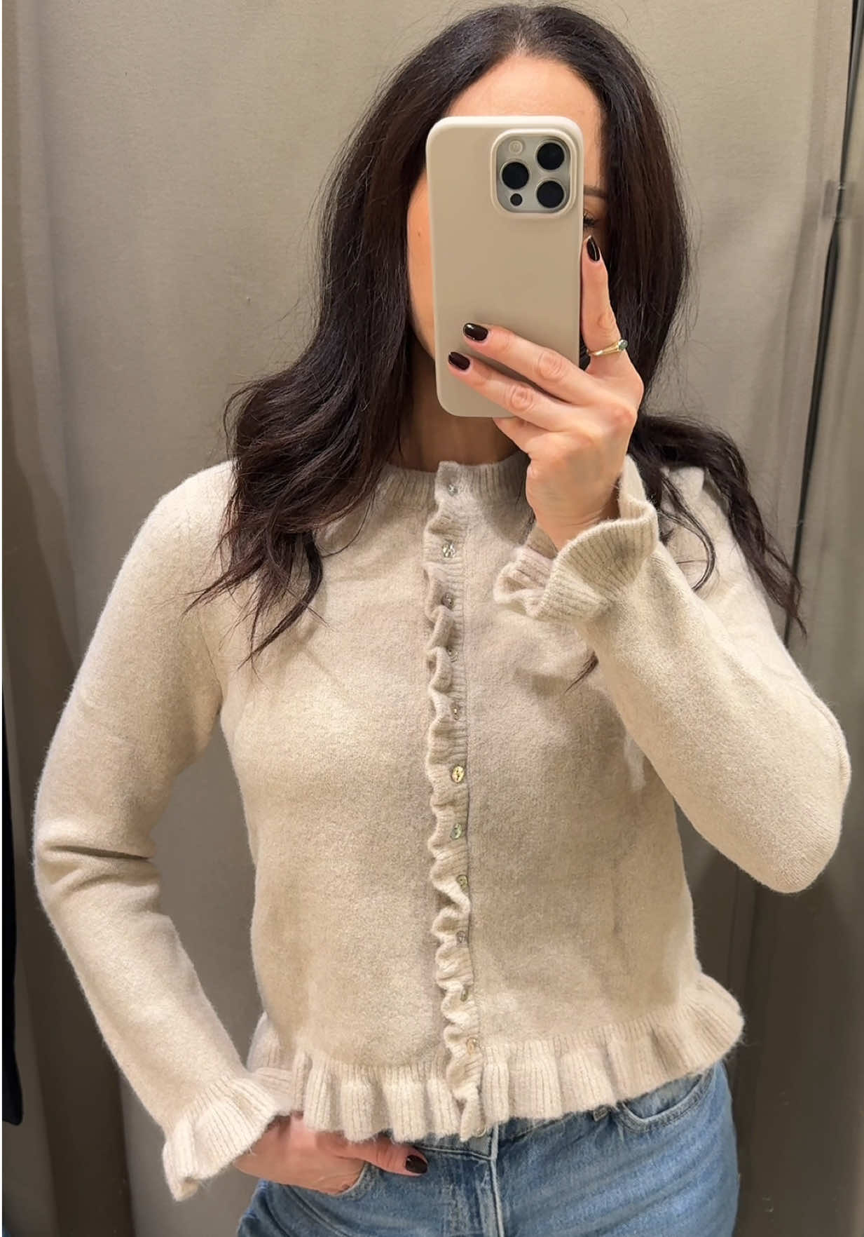 Esiste e lo trovi da @ZARA in due colori 😍 Indossiamo una S #autumnstyle #cardigan #zarafinds #zarawoman #casual 