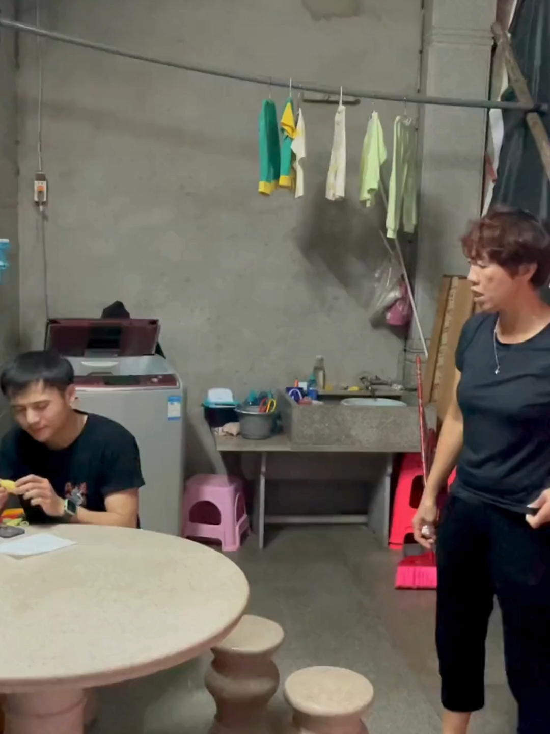 20210928-妈妈说不是女朋友不能随便乱收女生的礼物，哈哈哈，到手的手表拜拜了#家庭日常 #familyvlog #泉州朴奈恩一家 #punaien #punaienshop