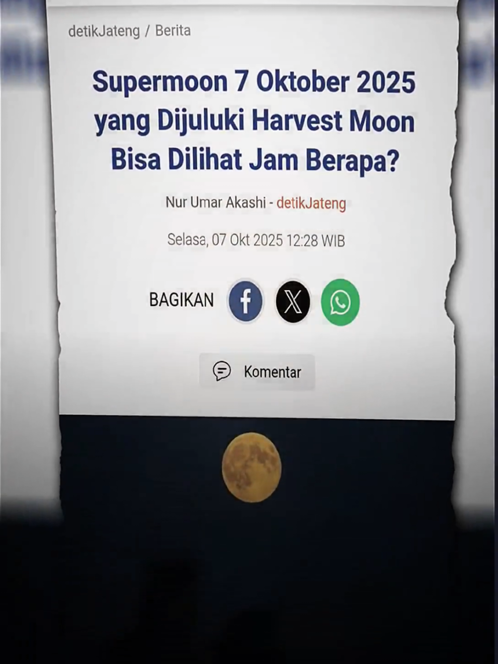 Supermoon Menerangi Langit Malam Ini Malam ini, langit Indonesia akan dihiasi fenomena Harvest Supermoon, bulan purnama yang tampak lebih besar dan terang karena berada lebih dekat ke Bumi, sekitar 361 ribu km saja dari permukaan kita. Puncak supermoon diperkirakan terjadi sekitar pukul 10:47 WIB, namun Bulan sudah terlihat indah sejak sekitar pukul 7 malam di arah timur. Fenomena ini juga menjadi supermoon pertama dari tiga kali berturut-turut di tahun 2025. BMKG mengingatkan adanya potensi pasang air laut sedikit lebih tinggi di wilayah pesisir, meski tidak berbahaya. Jadi, jika cuaca cerah, sempatkan melihat ke langit malam ini, Bulan akan tampak lebih megah dari biasanya, jadi momen sempurna untuk menikmati keindahan langit atau mengabadikannya lewat kamera. #supermoon #fenomenaalam #infoilmu  #faktaunik #fyp 