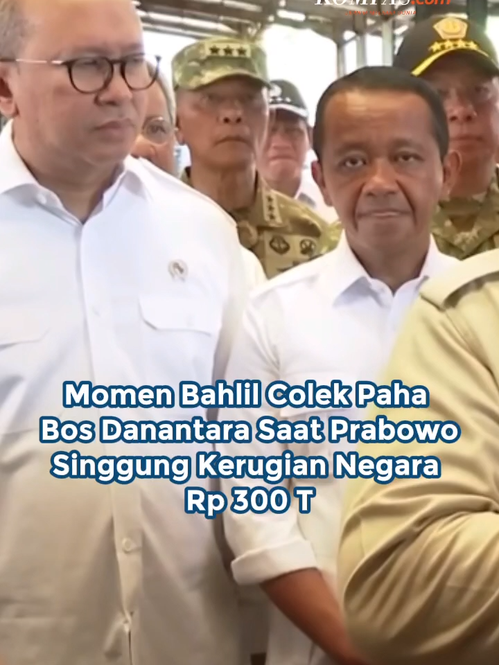 Gestur spontan Menteri ESDM Bahlil Lahadalia jadi sorotan saat Presiden Prabowo meninjau kawasan smelter PT Tinindo Internusa di Pangkalpinang, Senin (6/10/2025). Dalam kunjungan itu, Presiden Prabowo juga memantau langsung tambang ilegal yang telah disita dan diserahkan kepada PT Timah Tbk. Saat memaparkan kerugian negara sebesar Rp300 triliun akibat tambang ilegal, Bahlil justru tampak menyentuh paha Menteri Investasi sekaligus CEO Danantara, Rosan Roeslani, yang berdiri di sebelahnya. Kreatif: Safira Nurulita Produser: Nibras Nada Nailufar ` #Bahlil #RosanRoeslani #Prabowo #TambangIlegal ##cut