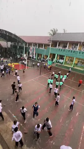 day 2 hujan di sekolah #mandihujan#sekolah#smpn04cibinong#fyp 