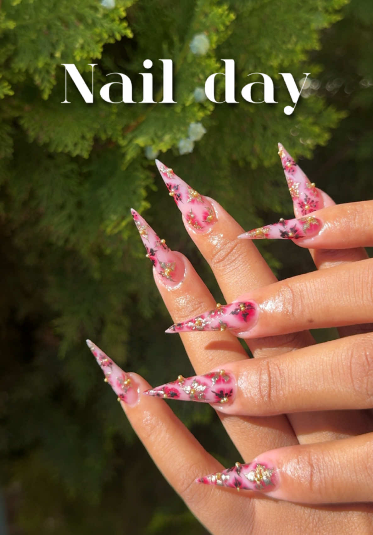 Finally order has been restored!🤸🏽‍♀️ This set is so different from what is usually go for, but I’m so here for it 🤭🤭 #prudieyy #selftaught #nailday #nailart #stilletonails 