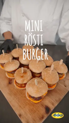 Wer sagt, das Kartoffelprodukte nur Beilagen sind? Bei diesem Rösti Burger ist die Kartoffel die Geheimzutat! 🥔 Die Kombination aus saftigem Rindfleisch, krossem Kartoffelpuffer und cremiger Käsesoße macht aus einem einfachen Burger ein ganz besonderes Geschmackserlebnis. Probiere es mal aus und überrasche deine Gäste mit diesem rustikalen Klassiker. 💡Die leckeren Reibekuchen von Aviko sind aus frisch geriebenen Kartoffeln und Zwiebeln hergestellt. Sie sind bereits vorgebacken und deshalb superschnell fertig. Du kannst sie in der Fritteuse, im Ofen, Kombidämpfer oder in der Pfanne zubereiten. Mit einem Klick auf den Link zu allen Produkten: https://www.aviko.de/produkte 😉 #aviko #convenience #gastro #rezept #röstiburger