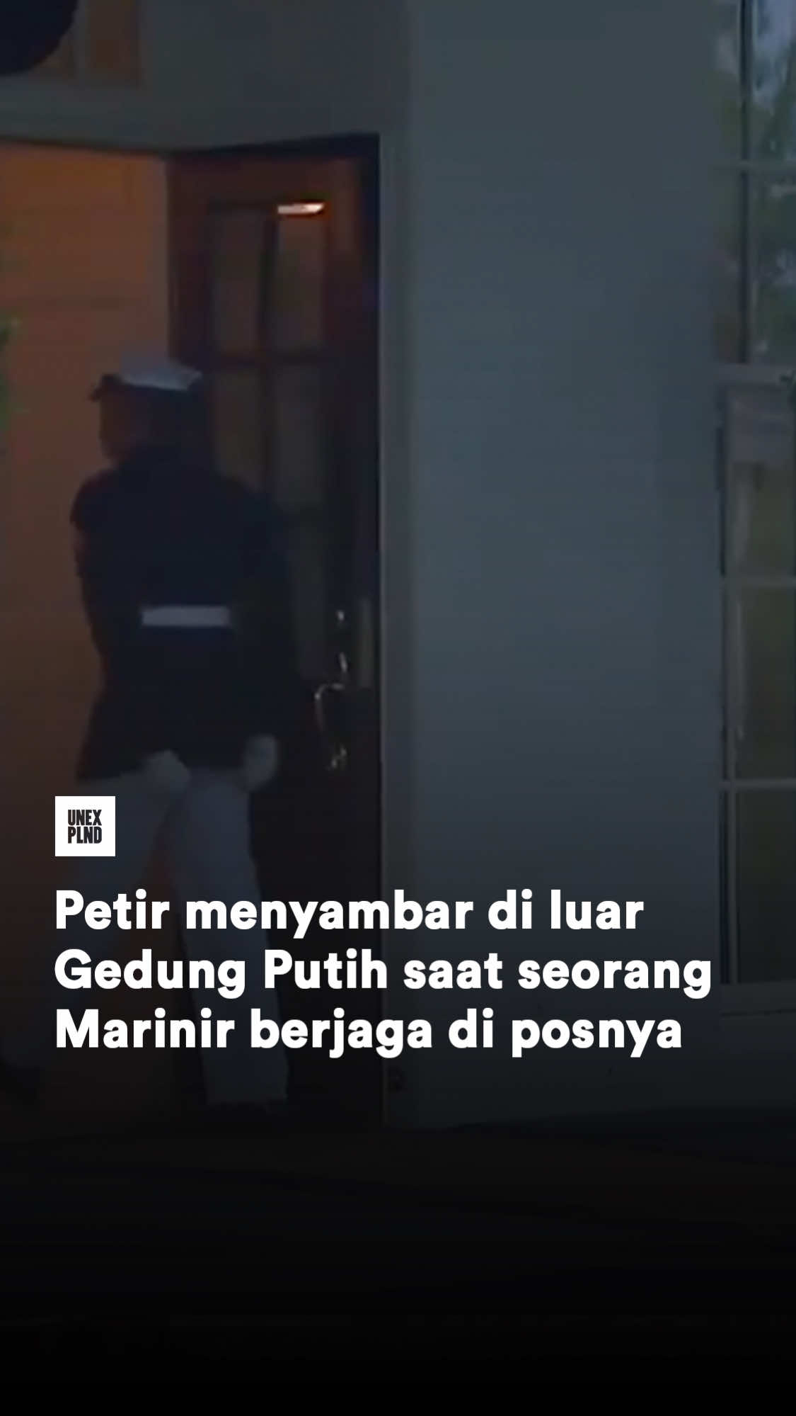 Di luar Gedung Putih, terjadi momen dramatis dan luc saat petir menyambar di depan seorang Marinir yang sedang berdiri tegak menjaga posnya. Video momen ini cepat viral karena menunjukkan perpaduan antara keteguhan tugas seorang prajurit dan momen lucu tapi juga terlihat menegangkan. Petir yang menyambar dramatis, membuat suasana semakin terlihat serius namun juga lucu. Petir yang menyambar membuat Marinir tersebut kaget sambil tetap tenang dan profesional menjalankan tugasnya tanpa terganggu. Pada akhirnya Marinir tersebut masuk ke dalam ruangan dengan alasan yang jelas. Mengundang gelak tawa dari warganet.  #UNEXPLND 
