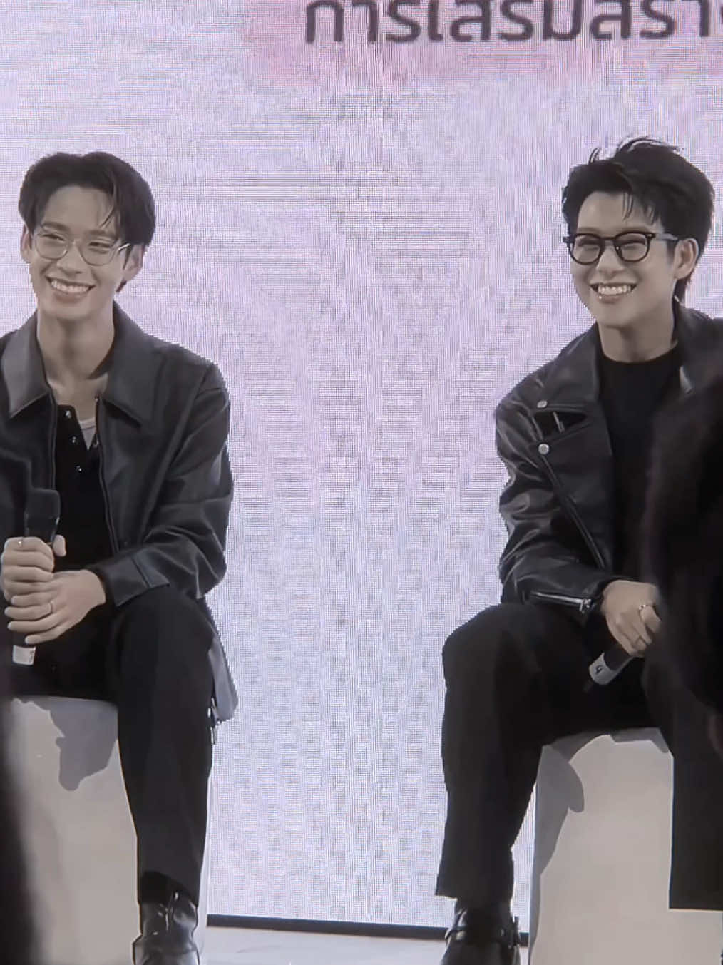 pophkrit in sync // ซิงค์กันยันจังหวะยกคิ้ว...อึ้ง😮 ( @ภพรัก @krmjtc10 #ppophs #krmjtc #ภพกฤษฎิ์ #กฤษฎิ์ภพ #MaybellinexKritPhop ) 