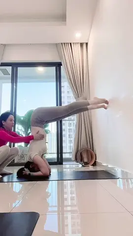 Kiên nhẫn – tập trung – mạnh mẽ 💪 Hành trình chinh phục tư thế trồng chuối 🧘🏻‍♀️🤸🏻  #yoga #xuhuongtiktok #yogaonlinezoom #yogaonlinecongdong #trending #yogatrongchuoi