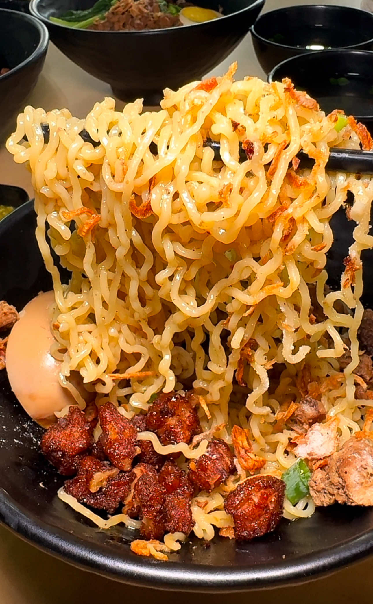 Ketemu Bakmie Medan yang pake Bakphok atau kulit babi krispi karamel. Kayaknya cuman ini deh yang jual bakmie medan yang kulit babinya karamel gitu. Dan menurut seleraku bakphok karemel ini jauh lebih enak daripada bakphok biasa sih. Dimakan ama bakmie langsung buat rasanya jauh lebih mantap. Bakmie disini kalian bisa pakai mie kriting, mie lebar, kwetiau beras, kwetiau medan ataupun bihun yah, semua satu harga aja 28000 Alamat: BAKMIE AKHANG Kantin Perumahan Orchid Park Batam Centre Buka: 07:00 - 14:00 Harga: 28000 #bakmi  #bakmie #bakmieenak  #bakmiemedan  #kulinerbatam 