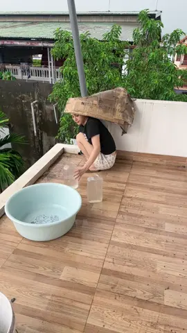 Lụt mất điện mất nước. Phải hứng nc mưa tắm rửa huhu 
