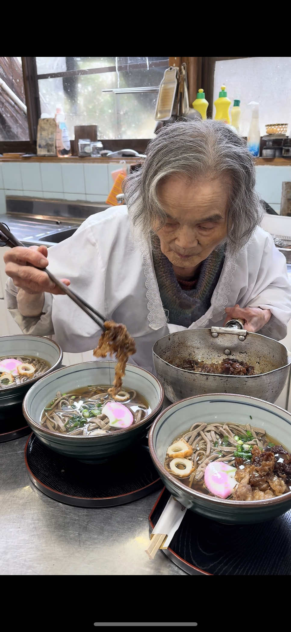 99歳のヨシばあちゃんが毎朝蕎麦打ちする秘境食堂を紹介します🍜 【そば茶屋】 ◎そば 600円 　おにぎり 300円 水道や電気などもギリギリ通ってるレベルの人里離れた秘境に佇む食堂！ こちらのお店ではヨシばあちゃんが毎朝5時から手打ちで作る絶品お蕎麦を食べることができます😋 徳島を代表する観光地