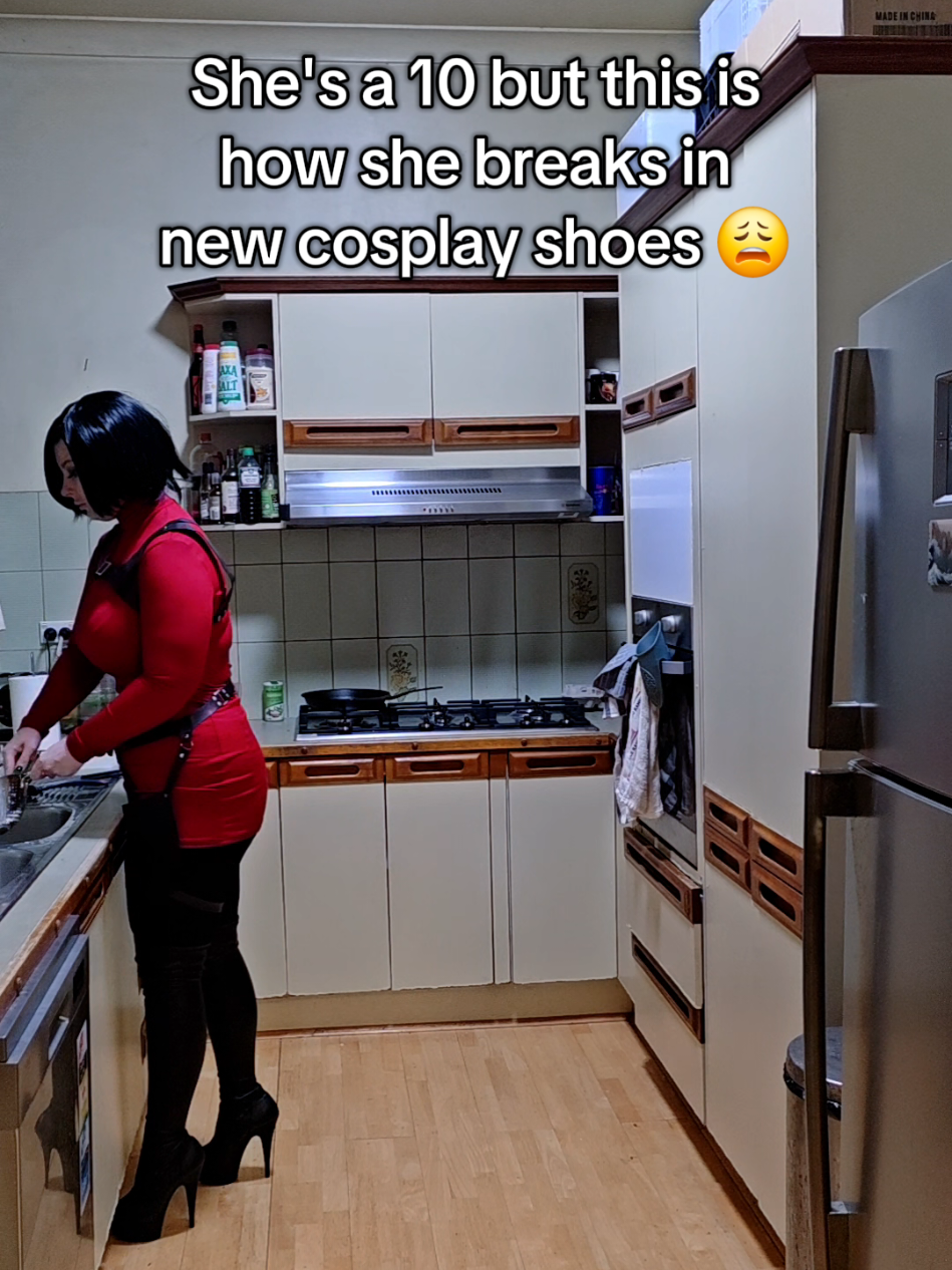 Is this a deal breaker? 😅 . . #adawong #residentevil #adawongcosplay #cosplay #cosplaymeme 
