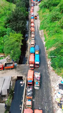 TPA Sumur Batu Bekasi Kembali Longsor Saat Hujan Lebat Tempat Pembuangan Akhir (TPA) Sumur Batu di Kota Bekasi, Jawa Barat, kembali mengalami longsor sampah. Peristiwa ini terjadi ketika kawasan Bekasi diguyur hujan lebat. Diduga longsor terjadi akibat penataan sampah yang tidak stabil serta minimnya alat berat untuk melakukan perataan tumpukan sampah. Kondisi ini membuat sebagian area TPA tampak ambles dan material sampah menumpuk di sejumlah titik. #bekasi #dji #lonsor #tpasumurbatu #sampah 