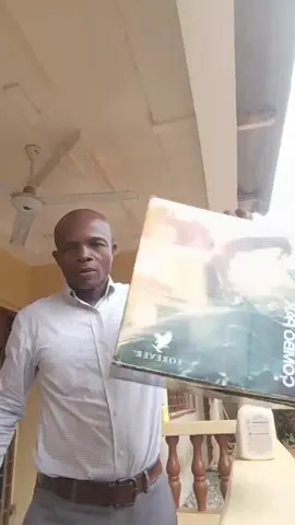 Forever Living Products propose une large gamme de produits principalement basés sur l'Aloe Vera, une plante reconnue pour ses propriétés apaisantes, hydratantes et rafraîchissantes. L'entreprise commercialise ses produits par le biais du marketing multi-niveaux. ​Catégories de produits Forever Living ​La gamme de produits est très diversifiée et se divise en plusieurs catégories principales : ​1. Boissons à l'Aloe Vera (Bases du Bien-être) ​Ce sont souvent les produits phares, des pulpes d'Aloe Vera à boire. Elles sont utilisées pour le bien-être général, l'hydratation et parfois dans des programmes de minceur ou de détox. ​Forever Aloe Vera Gel (la pulpe d'Aloès pure, souvent la référence). ​Forever Aloe Berry Nectar (Aloe Vera avec de la canneberge et de la pomme). ​Forever Aloe Pêche (Aloe Vera au goût de pêche). ​Forever Freedom (formule avec des éléments pour les articulations comme la chondroïtine). ​2. Nutrition et Compléments Alimentaires ​Forever Living offre une variété de compléments pour soutenir la forme et la vitalité. ​Produits de la ruche : Forever Royal Jelly (Gelée Royale), Forever Bee Pollen (Pollen), Forever Bee Propolis (Propolis). ​Vitamines et Minéraux : Forever Absorbent-C (Vitamine C), Forever Daily, Forever Marine Collagen. ​Acides gras essentiels : Forever Arctic Sea (Oméga 3 et Oméga 9). ​Autres : Forever Active Pro-B (probiotiques), Forever Fiber, Forever ImmuBlend. ​3. Soins du Corps et Hygiène ​Ces produits utilisent les vertus de l'Aloe Vera pour l'hygiène et le soin quotidien. ​Soins de la peau : Aloe Vera Gelly (gel apaisant), Aloe Propolis Crème, Aloe First (brume apaisante). ​Hygiène : Forever Bright (dentifrice sans fluor), Déodorant Aloe Ever-Shield, Aloe Avocado Face & Body Soap. ​Corps et cheveux : Shampooings, après-shampooings, lotions. ​4. Soins du Visage et Anti-âge ​Des gammes complètes sont dédiées aux soins spécifiques du visage. ​Gammes de soins : Infinite by Forever (gamme anti-âge), Logic by Forever (soins essentiels), Gamme Sonya (pour peaux mixtes). ​Produits spécifiques : Sérums, crèmes hydratantes, masques (comme le Aloe Bio-Cellulose Mask ou le Masque Poudre Effet Lifting). ​5. Programmes Fitness & Minceur ​Forever propose des packs pour le contrôle du poids et la détox. ​Programme C9 (Clean 9) : C'est un programme détox et minceur populaire qui inclut la pulpe d'Aloe Vera, des substituts de repas (Forever Lite Ultra) et d'autres compléments (Forever Therm).
