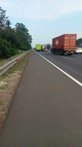 posisi di tol arah Cikampek ban nya bocor deprok 