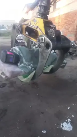 How bluecollars take a break:     Repost from @Anatoly #yeswelder #bluecollar #welding #weld #welder #weldernation #weldinglife #funny #workday #rest #fyp 