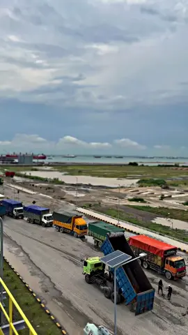 View setalah hujan suwejuuuk 💦💧#ptfreeportindonesia🇮🇩#gresik24jam#fypage#pelabuhanjiipe#smeltergresik