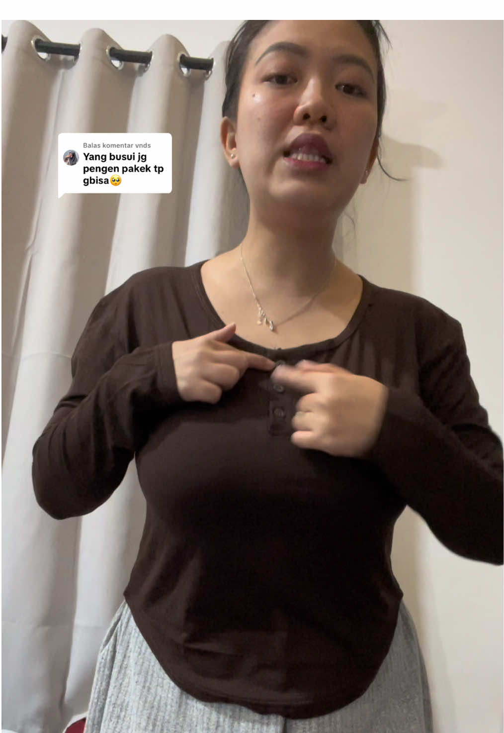 Membalas @vnds akhirnya aku nemu Kaos V neck buat busui friendly💗Sumpah ini nyari nya susah banget 😭 kancing nya aktif ya beb bisa di lepas pasang 🥰👌bahan nya juga adem dan melar banget jadi muat BB JUMBO juga ya 💗#kaosvneck #kaosvneckcewek #kaosvneckwanita #kaosvneckjumbo #bajuatasanwanita      