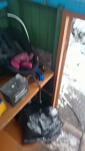 схватила нож