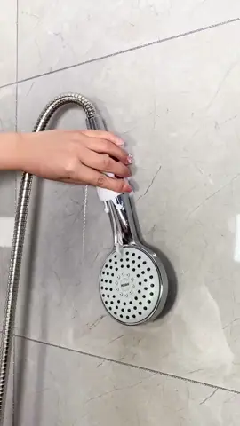 The suction cup design of this caterpillar-shaped shower holder is very strong. You can place it wherever you want. It is very convenient for washing feet and hair. #showerholder#bathroom