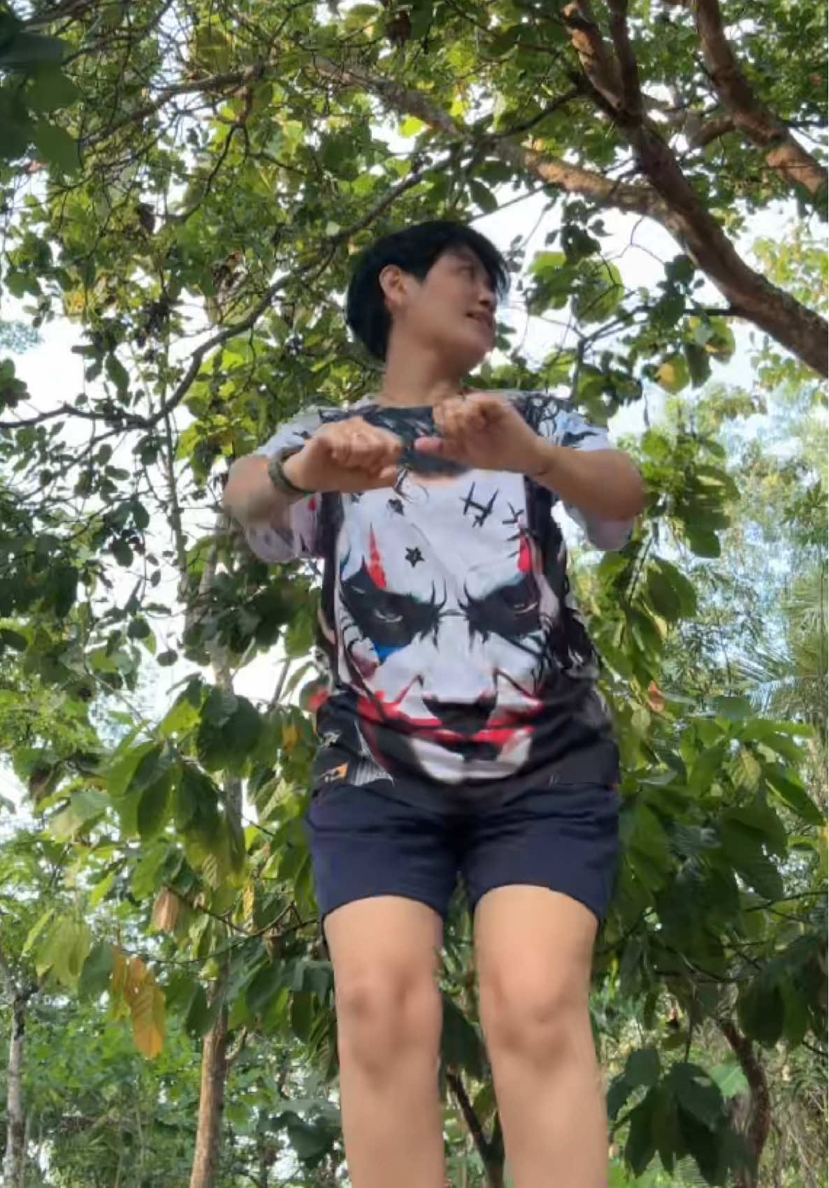Pindah nggon,,mbangane digebuk sapu meneh mbi mamak 😭🤣