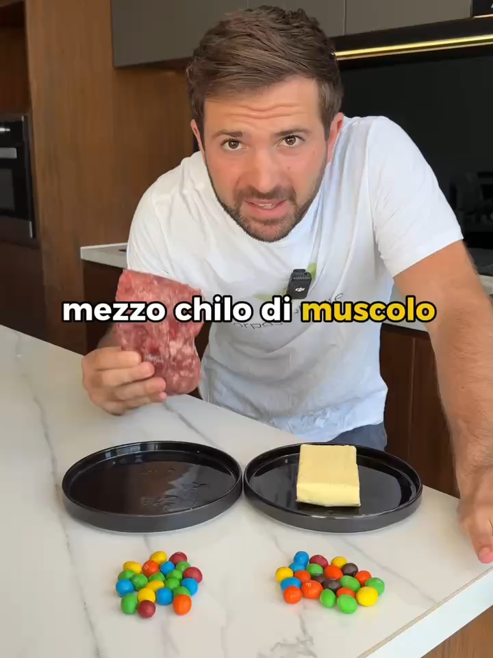 La verità sui numeri che vedi sulla bilancia: muscolo, grasso e acqua 📊 1 kg di muscolo richiede: - Surplus calorico moderato - Allenamento con sovraccarico progressivo - Proteine adeguate (circa 1,6-2g per kg) - Almeno 1 mese di costanza 1 kg di grasso richiede: - Deficit di circa 7000 calorie - Circa 1-2 settimane di deficit costante L'acqua invece: - Può oscillare di 1-3 kg in un solo giorno - Dipende da sale, carboidrati, ciclo ormonale, idratazione Cosa significa praticamente? 💡 Se la bilancia sale di 1 kg da ieri, NON hai guadagnato 1 kg di grasso. È fisicamente impossibile. Se scende di 1 kg in 3 giorni, probabilmente è acqua, non grasso puro. Il muscolo si costruisce lentamente. Molto lentamente. Ecco perché ossessionarsi con la bilancia giornaliera è inutile e frustrante. Le oscillazioni quotidiane sono normali e non significano che stai fallendo o che stai ingrassando. L'approccio intelligente: ✅ Pesa te stesso massimo 1 volta a settimana, stesso giorno, stesse condizioni ✅ Guarda il trend su settimane e mesi, non giorni ✅ Usa anche altri indicatori: come ti stanno i vestiti, foto, sensazioni di energia I numeri sulla bilancia raccontano solo una piccola parte della storia 🤷‍♂️ Come gestisci il rapporto con la bilancia? Seguimi su IG @sciaudone.matteo per un approccio equilibrato al peso corporeo 🌱 Salva questo post per quando la bilancia ti farà impazzire 💾 #alimentazione #benesserepsicologico #stiledivitasano #salute  #dimagrimento #fitness