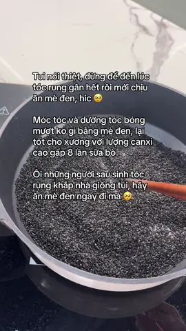 Mè đen mình hay rang lên ăn thơm và giòn sừn sựt, trước khi rang mấy bà nên ngâm 3-5 tiếng và rửa sạch nhé. Xong thì ăn trực tiếp hoặc xay ra, pha nước uống or ăn với sữa chua. Sao cũng đc mỗi ngày 1 thìa là đc nè #meden #duongtoc #dongy 