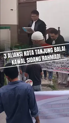 Ratusan massa yang tergabung dari beberapa aliansi seperti BIM (Badan Intelijen Masyarakat), GAPAI dan Koalisi Pemuda Peduli Kota Tanjungbalai menggelar aksi demonstrasi di depan kantor Pengadilan Negeri Tanjungbalai Asahan, Selasa (7/10/2025). Kedatangan massa meminta agar terduga bandar narkoba Rahmadi dihukum seberat-beratnya #tanjungbalaiasahan #humas_poldasumut #harianmetro 