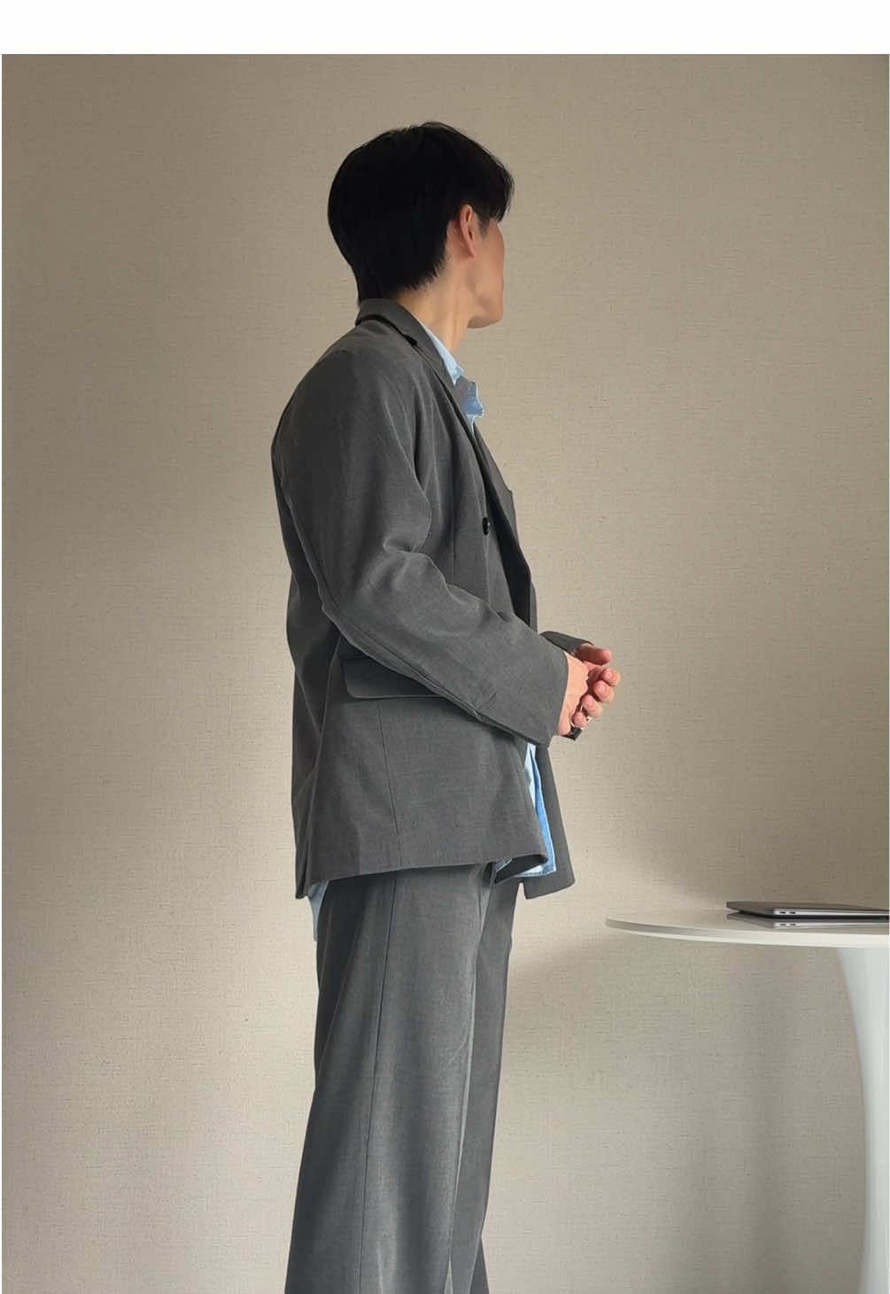 デートコーデはセットアップでしょ❤️‍🔥 @LUENNA staff   コーデ詳細↓ OVERSIZE DOUBLE BREASTED JACKET グレー　Mサイズ SEMI FLARE SLACKS グレー　Mサイズ WIDE COLLAR LOOSE FIT SHIRT ブルー　Mサイズ #uniqlo #LUENNA #ルエナ #デートコーデ #PR 