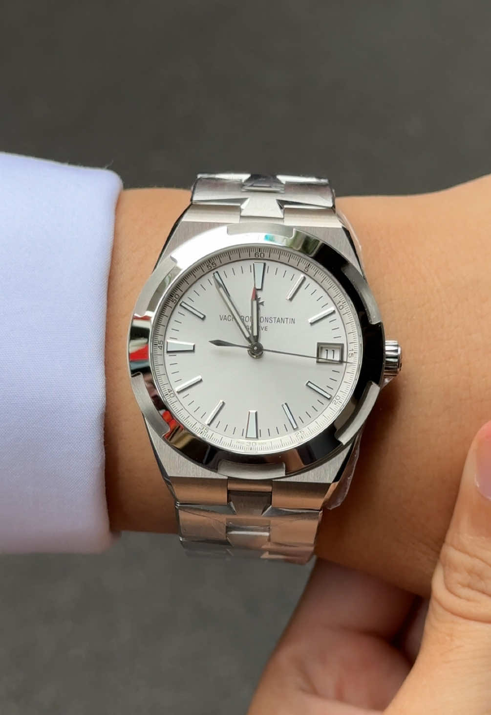 ĐỒNG HỒ CHẾ TÁC VA_CHE’RON CONS_TANTIN OVERSEAS 41 MM  * Bộ sưu tập: Overseas. * Bộ máy: Thụy sĩ. * Kích thước: 41 mm. * Kính: Sapphire. * Chất liệu: Thép không gỉ 904L. * Dây đeo: Thép không gỉ 904L. * Chức năng: Giờ, Phút, Giây, Ngày. * Kháng nước: 100m (10ATM). #donghochetac #qwatch #dongholuxury 