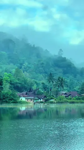 Lagi nyari tempat yang nyaman buat menenang kan diri..! Di sini tempat yg tepat ,tapi kesini harus datang di waktu yg tepat. Karena ada masanya danau akan kering..!#fyppppppppppppppppppppppp #fypngakni #fypminang #sumbar #tarusan 