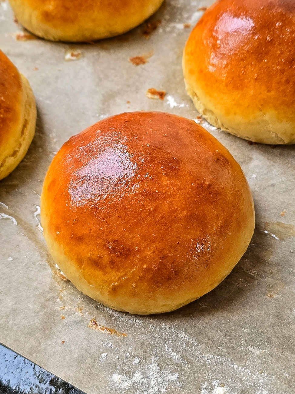 POTATO BUN BURGER Sauce Thousand Island Le livre est dispo en pré-vente. Lien dans ma bio. Sauce Thousand Island 50 g de mayonnaise maison 20 g de ketchup ½ c. à soupe de cornichons hachés finement (≈ 7 g) ½ c. à soupe d’oignon haché (≈ 5 g) ½ c. à café de vinaigre blanc (≈ 0,25 cl) ½ c. à café de sucre (≈ 2,5 g) 1 petite pincée de sel 1. Mélangez la mayonnaise et le ketchup. 2. Ajoutez les cornichons, l’oignon, le vinaigre, le sucre et le sel. 3. Remuez bien jusqu’à obtenir une sauce homogène. 4. Servez dans un burger ou en trempette. --- Potato Bun 410 g de farine tout usage 140 g de pomme de terre écrasée 100 g de cassonade 2 cuil. à soupe de sucre brun 8 g de sel 1 œuf 2 cuil. à café de levure instantanée 190 g d’eau 60 g de beurre Dorure : 1 œuf battu Préparation 1. Mélangez tous les ingrédients et pétrissez jusqu’à obtenir une pâte lisse. (Elle peut rester légèrement collante.) 2. Façonnez en boule bien serrée et laissez lever jusqu’à ce que la pâte double de volume (environ 1 h). 3. Dégazez et divisez en boules de 100 g, en utilisant le moins de farine possible. 4. Laissez lever à nouveau jusqu’à ce que les boules doublent de volume. 5. Badigeonnez de dorure et enfournez à 180 °C pendant 12 minutes.  #burgerbun #potatobun #fyp