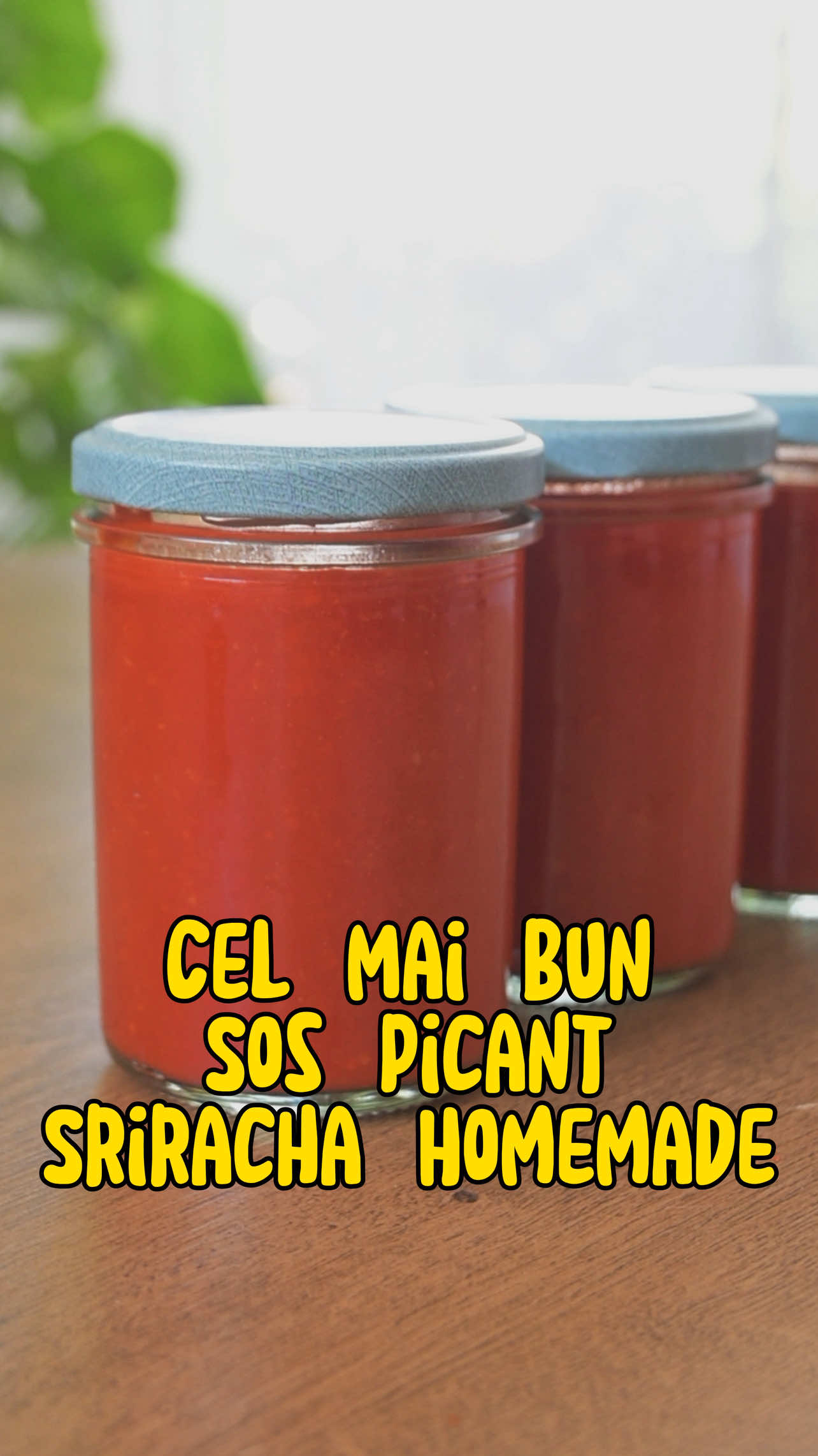 Sriracha homemade – sosul picant perfect, făcut chiar acasă! 🌶️ Natural, aromat și cu gust intens – mai bun decât orice variantă din magazin. Ușor de făcut, fără conservanți, doar ingrediente simple și multă pasiune. Știu că e un video mai lung, dar are un pic mai multă informație și poate este utilă. Ingrediente 	•	1 kg ardei iuți 	•	20 g sare (≈ 2% din cantitatea de ardei) 	•	1 linguriță usturoi pudră 	•	50 ml oțet de mere 	•	2 linguri zahăr Mod de preparare 	1. Spală ardeii, îndepărtează cotoarele și taie-i bucăți. Transferă totul într-un robot de bucătărie și mixează până obții o pastă. 	2. Amestecă pasta de ardei cu sarea și mut-o într-un borcan curat. Acoperă cu un capac fără să îl închizi ermetic (sau folosește o pânză prinsă cu elastic). Lasă la fermentat 3–4 zile, într-un loc răcoros și ferit de soare. 	3. Dacă vrei un sos mai catifelat, după fermentare mixează din nou amestecul. 	4. Transferă pasta fermentată într-o crăticioară. Adaugă usturoiul pudră, zahărul și oțetul. Fierbe la foc mic până când sosul capătă consistența dorită. 	5. Gustă și, dacă simți nevoia, mai adaugă zahăr, sare sau oțet, în funcție de cât de dulce, acrișor sau sărat vrei să fie sosul. 	6. Toarnă sriracha fierbinte în sticle sau borcane sterilizate, închide bine capacele și învelește-le în pături pentru a se răci încet, treptat. În felul acesta, capacele se vor trage și vei avea siguranța că s-au sigilat corect. #sriracha #sospicant #homemade #retetadecasa #hotsauce     