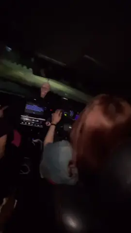 Kenapa harus yang sefrekuensi??  Supaya rambut blonde nggak lansung  di anggap cewek nakal dan di dalam mobil bisa menikmati musik bersama🤙🏻🤣..  Eh btw info dong lagu breakbeat terbaru😋 #fyp #temanhealing #frekuensi #justkontenツ #cewekbugis 