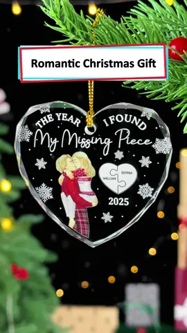 This glass ornament captures your love story in every sparkle, making Christmas shine even brighter 🎄💞 #wanderprints #personalized #gifts #christmas #giftforcouple