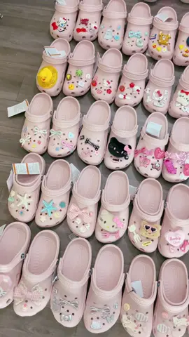 hồng nhạt siu iu cho team mê bánh bèo nìii ( chỉ từ 14x đã kèm charm mua 1 được 2 luôn aaa ) 🎀😍 mua tại IG_dollie.pink 📥🛍️#tiktok #xuhuong #crocs 