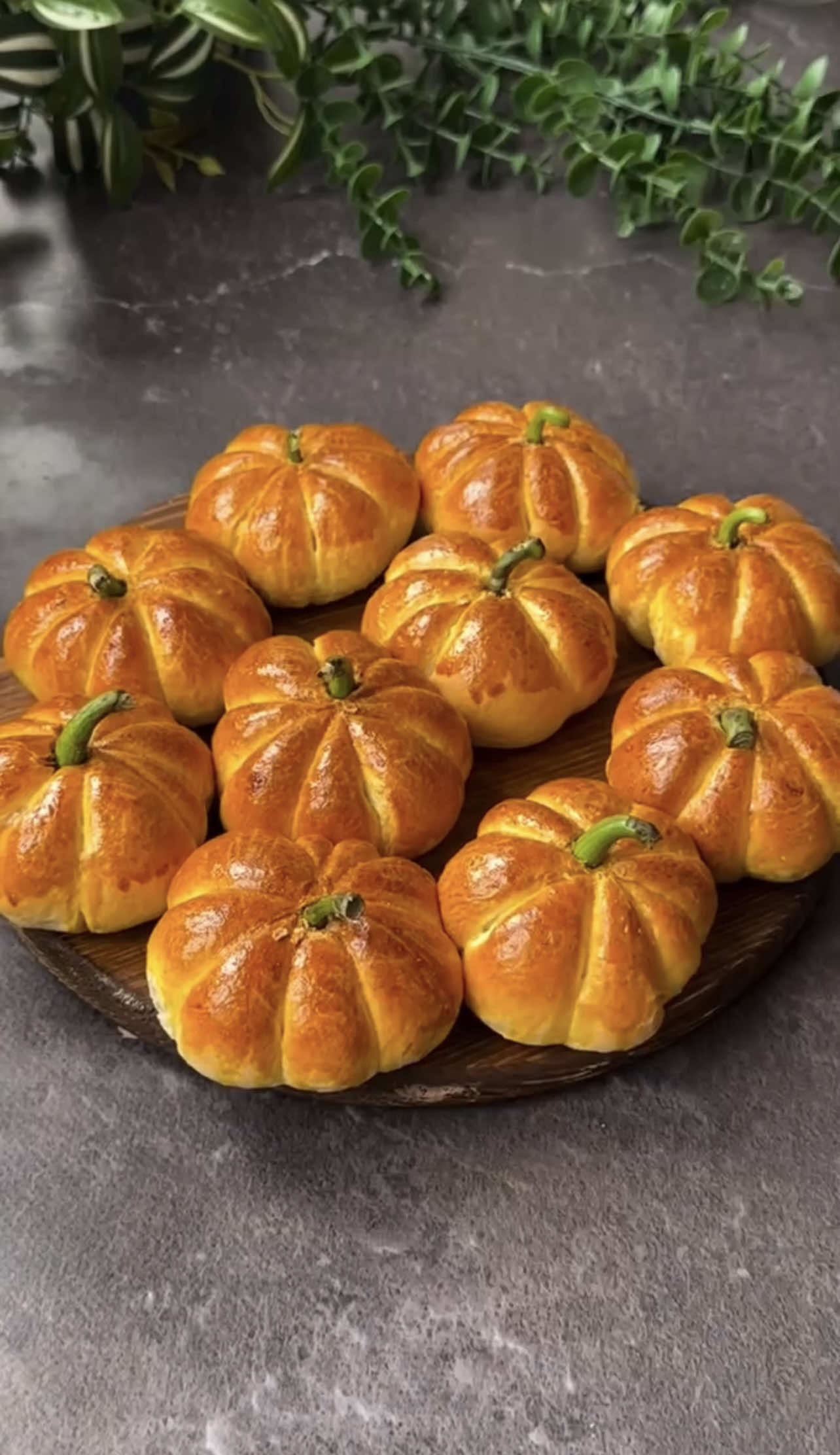 Мини-пицца в форме тыквы 🎃  Ингредиенты (на 12 штук): Для теста: Мука – 450-500 г Свежие дрожжи – 15 г (или 5 г сухих дрожжей) Сахар – 30 г Соль – щепотка Молоко – 200 мл Яйцо – 1 шт Сливочное масло – 30 г Топлёное масло – 30 мл Для начинки: Томатный соус Сосиски или салями Много сыра Для уютного осеннего вечера! 🍂 Можно приготовить любимое дрожжевое тесто или приобрести готовое слоено-дрожжевое.⠀ ⠀ ⠀  Приготовление: Тесто: 1. В глубокую емкость просеиваем 300 г муки, добавляем сахар, соль, дрожжи и перемешиваем. 2. В отдельной емкости соединяем тёплое молоко, яйцо, растопленное сливочное масло и растительное масло.  3. Добавляем жидкие ингредиенты к сухим и хорошо перемешиваем. 4. Постепенно просеиваем в тесто оставшуюся муку и замешиваем мягкое эластичное тесто. Муки может уйти как больше так и меньше, главное, не забить его - тесто должно быть очень мягким. 5. Кладём тесто в глубокую ёмкость, накрываем пищевой пленкой, полотенцем и оставляем на 1-2 часа. ⠀ 6. Собираем пиццы-булочки: Обминаем поднявшееся тесто, делим на 12 частей и каждую раскатываем в небольшой круг. В центр кладём начинку и хорошо защипываем края. Придаем форму тыквы с помощью нитки. 7. Кладём заготовки на противень, застеленный пергаментной бумагой, накрываем пищевой пленкой, полотенцем и убираем в теплое место на 10-15 минут. 8. После этого выпекаем в разогретой до 180 градусов С духовке – 20 минут. Обязательно приготовьте эти замечательные булочки-тыковки, это вкусно и эстетично 🧡 #Recipe #buns #pizza #delicious #food 