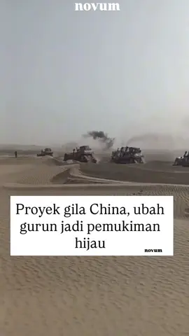 Pemerintah China tengah merealisasikan salah satu proyek rekayasa ekologis paling ambisius di dunia, yakni mengubah hamparan gurun yang luas menjadi lahan hijau dan bahkan area pemukiman. Melalui inisiatif raksasa yang dikenal sebagai “Great Green Wall” atau Tembok Hijau Raksasa, negara ini berupaya menahan laju desertifikasi dan menciptakan lingkungan yang lebih layak huni.  Proyek utama, yang secara resmi disebut Program Hutan Lindung Tiga Utara (Three-North Shelterbelt Program), telah berjalan sejak tahun 1978. Tujuannya adalah untuk menciptakan sabuk hutan dan vegetasi di sepanjang wilayah utara China yang berbatasan dengan Gurun Gobi dan Taklamakan. Sabuk hijau ini dirancang untuk berfungsi sebagai penahan angin, mencegah badai pasir, dan menstabilkan tanah. Metode yang Digunakan: Penanaman Pohon Massal, Stabilisasi Bukit Pasir, Pengembangan Pertanian Cerdas, Integrasi Energi Terbarukan. Salah satu contoh keberhasilan yang paling sering disorot adalah di Gurun Kubuqi, Mongolia Dalam, yang telah berubah dari lautan pasir menjadi area dengan vegetasi yang signifikan, lahan pertanian, dan bahkan industri pariwisata. Meskipun menghadapi tantangan seperti kelangkaan air dan pemilihan spesies tanaman yang tepat, proyek ini telah menunjukkan hasil yang nyata dalam meningkatkan tutupan hutan dan mengurangi frekuensi badai pasir di banyak wilayah di China. Upaya ini merupakan pertaruhan jangka panjang untuk mereklamasi lahan yang hilang akibat perubahan iklim dan aktivitas manusia, serta membangun masa depan yang lebih hijau dan berkelanjutan. ——————————————————————— Berbagi Konten Bermanfaat Setiap Harinya Follow @novum_id untuk konten  bermanfaat lainnya.  #novumid #indonesia #berbagi #china #gurun  vs: Ig@sendi_dpp