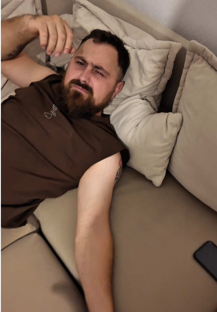 Femeie plictisită probleme în casă😂 deacord?#cearta #like #somn #viral #basarabfamily 