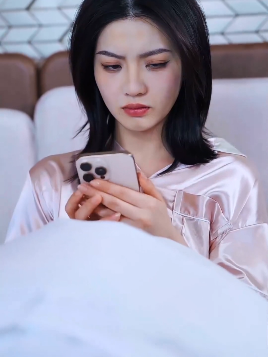 Ep. 37 | Ternyata Istriku Muda dan Cantik Nicky Tandean, lulusan baru yang butuh uang, terpaksa menerima tawaran pernikahan kilat dari Nyonya Vika Prastya untuk menikahi adik Vika, Wina Kusuma, yang koma di rumah sakit. Demi bayaran besar, Nicky menerima, dan terkejut saat mengetahui Wina ternyata cantik dan muda. Dengan perhatian dan ketulusan, kondisi Wina perlahan membaik. Wina pun pura-pura koma untuk menguji kesungguhan Nicky, hingga akhirnya sadar dan menerima Nicky sebagai suaminya. #dracin #fyp #foryoupage  #dramarekomendasi #dramatiktok 