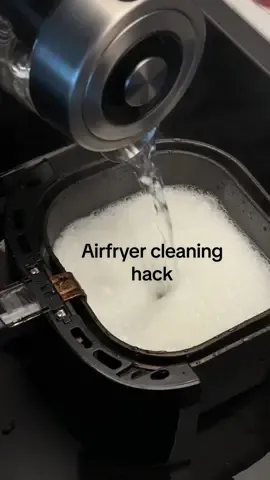 Airfryer cleaning hack 🧼 #asmr #airfryerhack #cleaningtips #cleaninghacks #KitchenHacks 