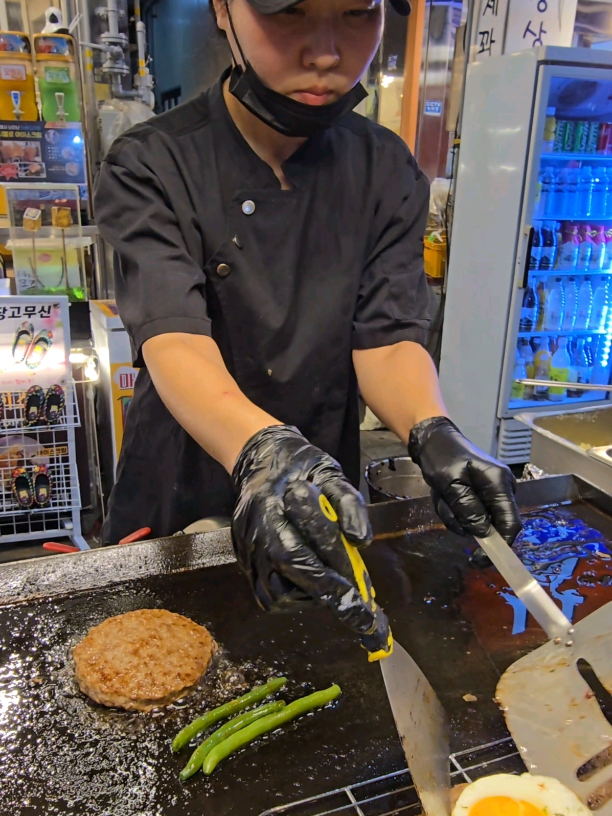 Korean Street Food – Sizzling Hamburger Steak with Egg | Jeonju Night Market 📌 전주 남부시장 함박스테이크 (Jeonju Nambu Market Hamburg Steak) 🍖 메뉴 특징 두툼한 소고기 함박패티 위에 반숙 계란이 착! 올라간 전통+현대 퓨전 스타일의 철판 요리. 버터에 구운 함박패티에 특제 데미글라스 소스가 더해져 고소함과 풍미가 가득! 즉석 철판에서 지글지글 구워지는 소리와 향이 사람을 끌어당김 🔥 📍 위치 전라북도 전주시 완산구 풍남문3길 19, 전주 남부시장 야시장 내 야시장은 금·토 저녁 18:00 이후부터 늦은 밤까지 운영 💰 가격대 1인분 7,000원 ~ 9,000원 (계란, 치즈, 채소 토핑 선택 가능) ✨ 특징 포인트 즉석 철판에서 바로 구워내는 ‘불맛’ 함박스테이크 부드러운 계란후라이와 데미글라스 소스의 조화 남녀노소, 특히 야시장 덕후와 미식 여행객에게 인기 전주 남부야시장에서 ‘한국식 철판 스테이크’로 불리며 현지인 추천 메뉴 💥 #koreanfood #streetfood #전주남부야시장 #전주남부시장 