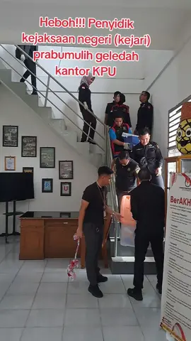 Pasca menetapkan 3 orang tersangka dalam kasus dugaan tindak pidana korupsi dana hibah penyelenggaraan pilkada walikota dan wakil walikota Prabumulih tahun 2024 oleh KPU kota Prabumulih, Penyidik Kejaksaan Negeri (kejari) Prabumulih dipimpin Kasi tindak pidana khusus (pidsus) Safe'i SH MH, melakukan penggeledahan di kantor KPU Prabumulih yang terletak di Jalan A Yani, Kelurahan Prabujaya, Kecamatan Prabumulih Timur. #kejariprabumulih #kpuprabumulih #korupsidanahibah #kejatisumsel #kejaksaanri 