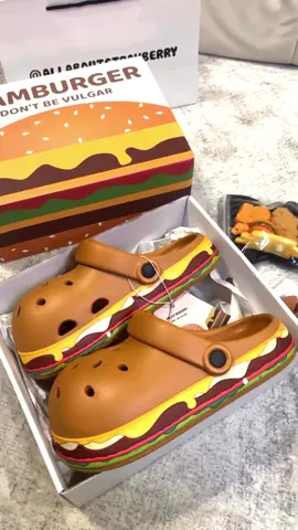 Hambuger Crocs 🍔🍔🍔 nghe nói em crocs này đang hot lắmm, fullbox packaging siêu xịn xò lun áa mà các couple đi đôi cũm đẹp luôn Size: 35/36 37/38 39/40 41/42 43/44