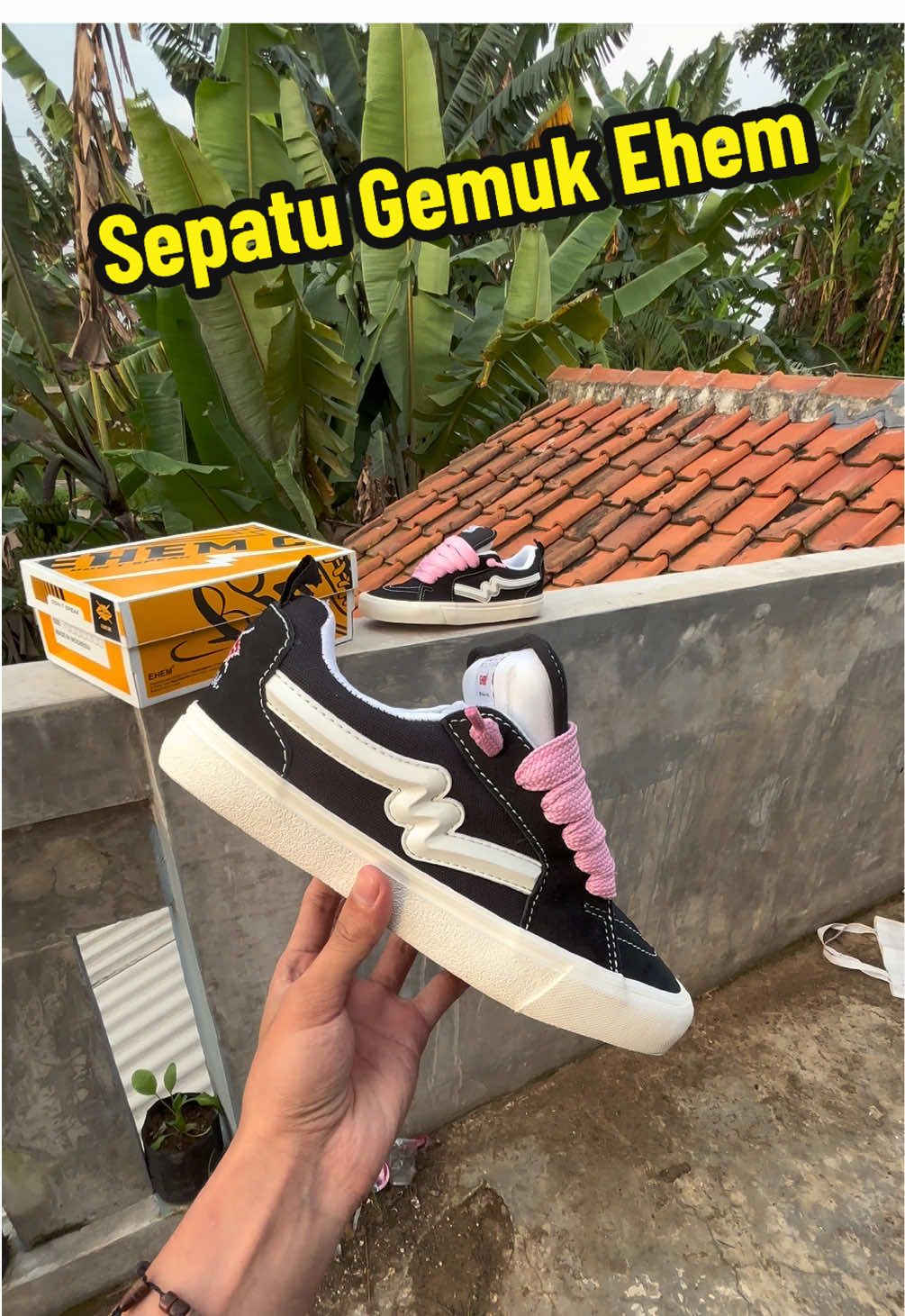 🔥 Sepatu Gendut Ehem Artikel Kobe Warna Hitam Putih — desain tebal kekinian dengan vibe streetwear premium 😎 Warna hitam putihnya clean, simple, tapi tetap kelihatan mewah ✨ Empuk, ringan, dan super nyaman dipakai harian 👟 #sepatusneakers #rekomendasisepatu #sepatulokal #outfitinspo #foryoupage 