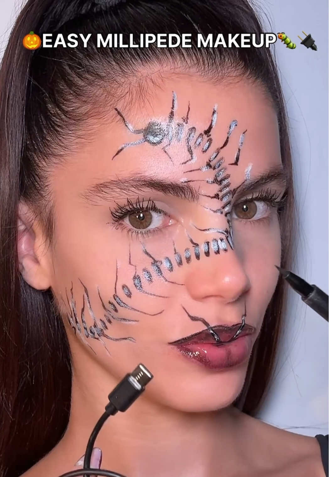 🎃TRUCCO FACILE HALLOWEEN 2025 CON CARICABATTERIE🔌 • • • • • • #halloween2025 #halloweenmakeup #easymakeup #beautyhacks #hack 